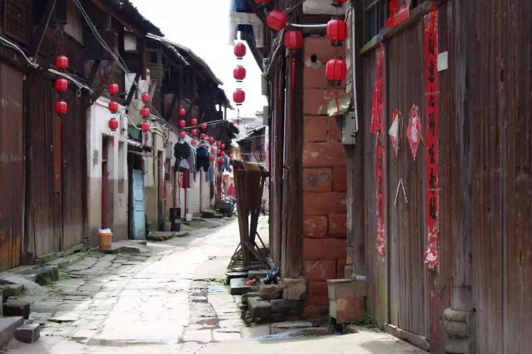刘备将三个儿子都托付给诸葛亮又托孤给赵云？这是怎么回事？